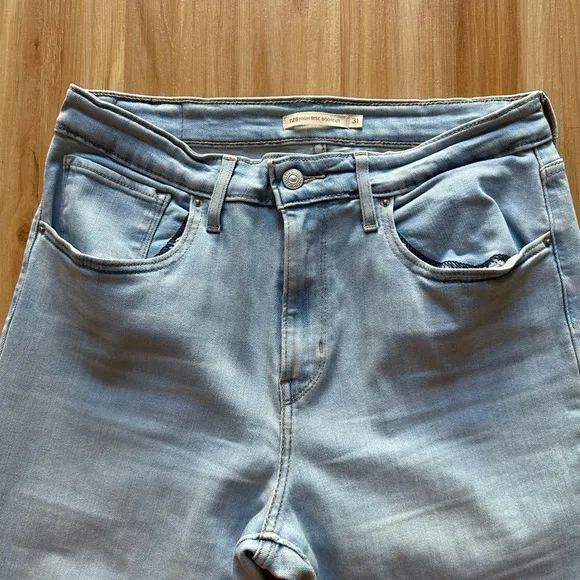 ✨725 Levi’s High Rise Bootcut Jeans