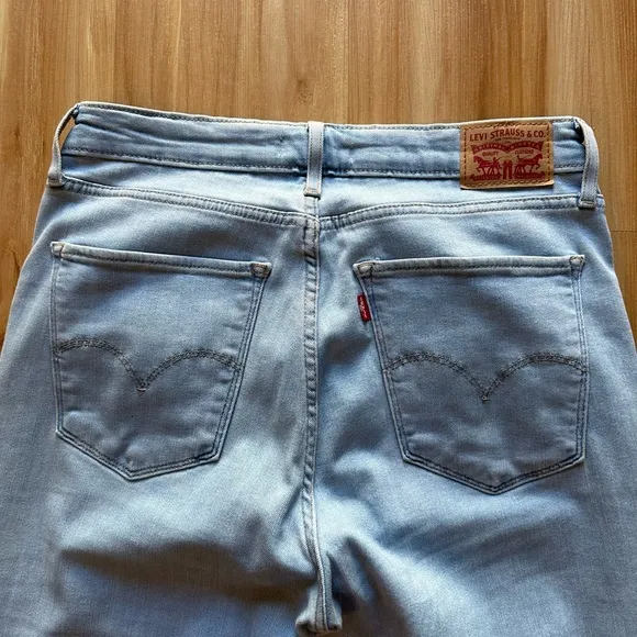 ✨725 Levi’s High Rise Bootcut Jeans