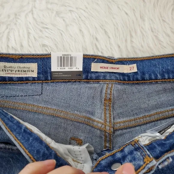 MSRP $98 Levi's Size 27 Wedgie High Waist Straight Leg Jeans