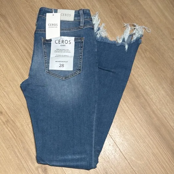 NWT Ceros Distressed Bootcut Size 28 Blue Jeans