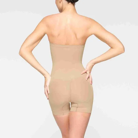 SKIMS Seamless Sculpt Strapless Shortie Bodysuit Size Large NWOT