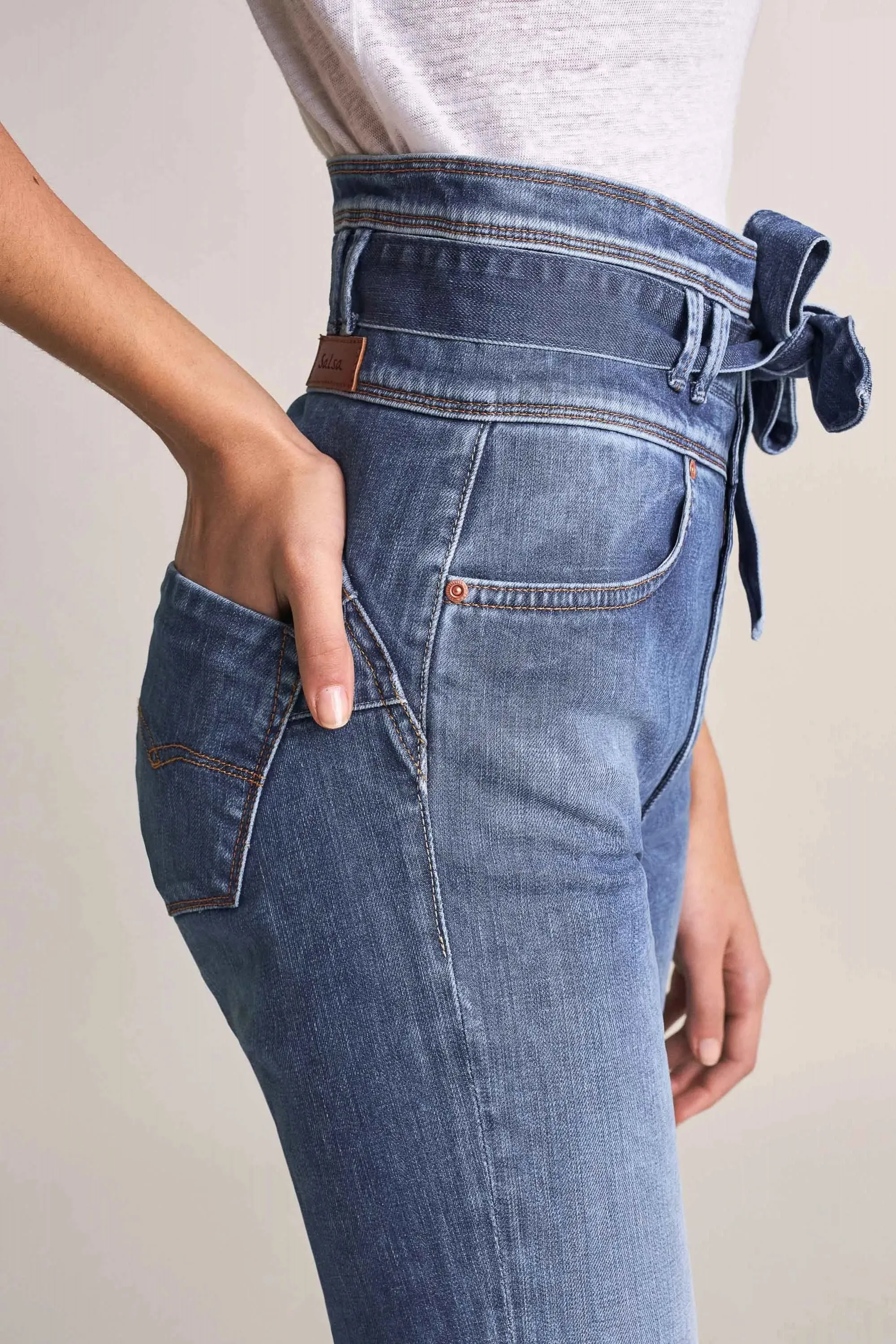Vaqueros Push Up Wonder De Campana Y Tiro Alto Con Cinto
